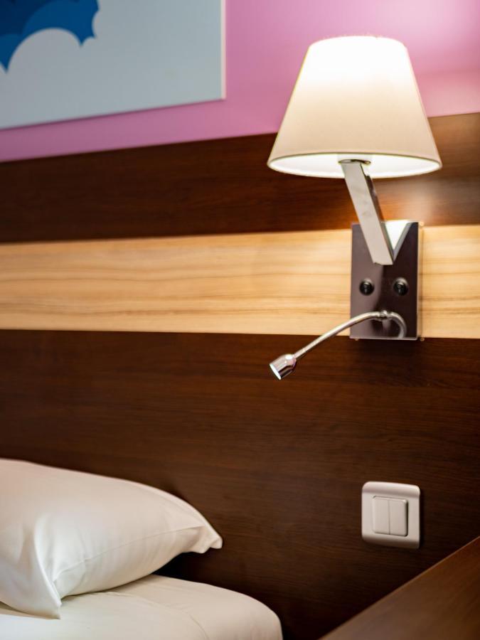 Contact Hotel Restaurant La Chaumiere Entre Orgeval Et Flins A13 Sortie 8 레뮈로 외부 사진