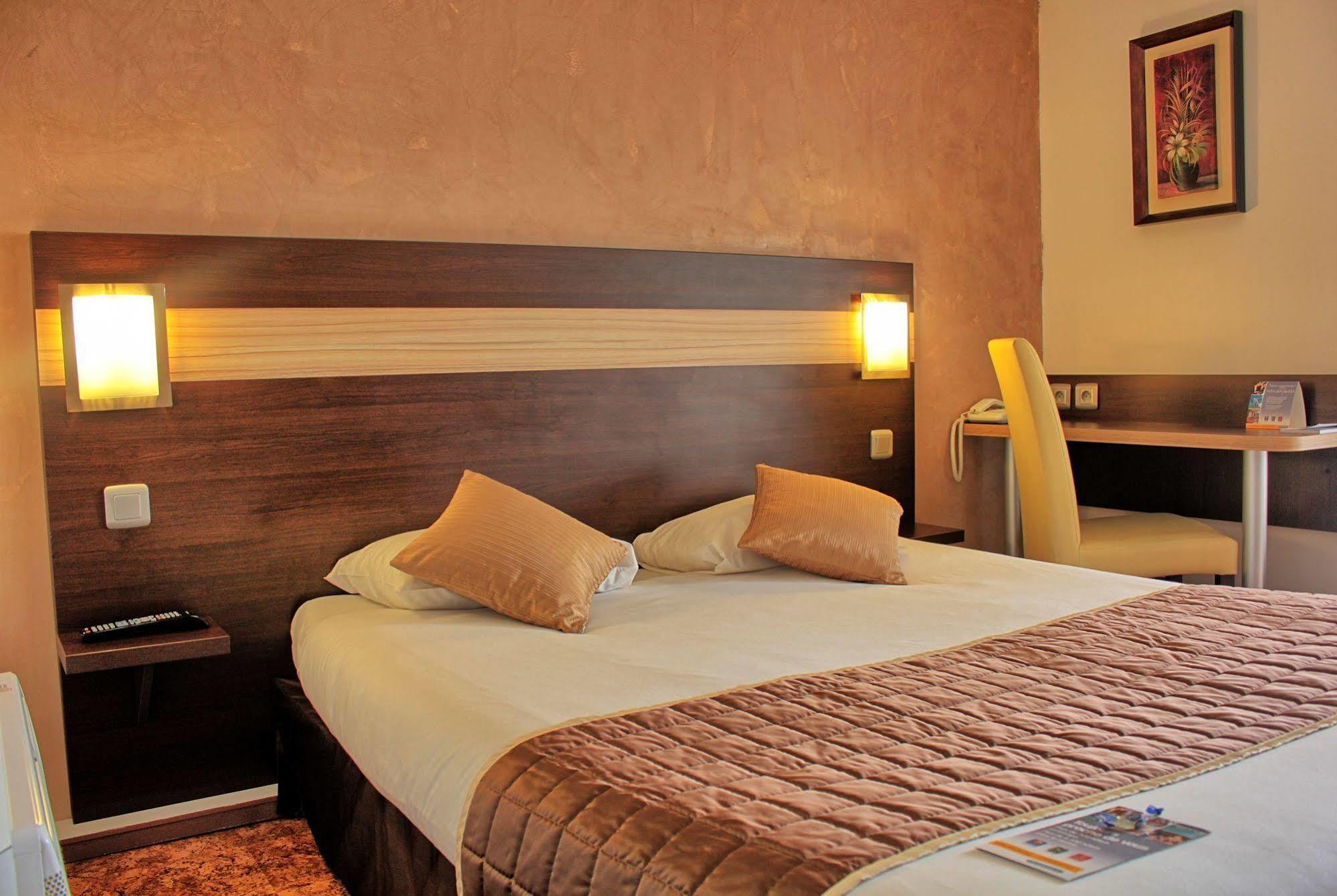 Contact Hotel Restaurant La Chaumiere Entre Orgeval Et Flins A13 Sortie 8 레뮈로 외부 사진