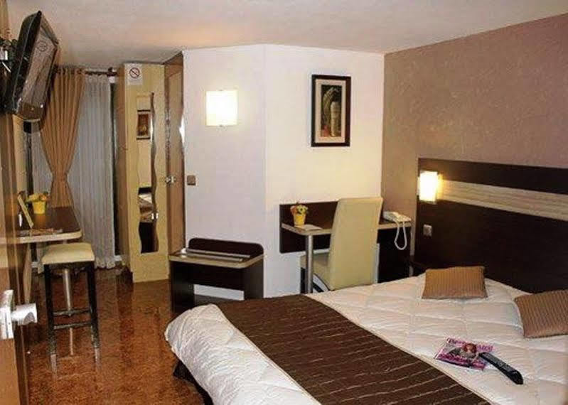 Contact Hotel Restaurant La Chaumiere Entre Orgeval Et Flins A13 Sortie 8 레뮈로 외부 사진